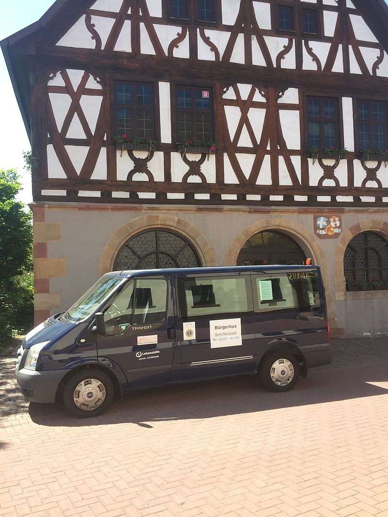 Bürgerbus vor dem alten Rathaus