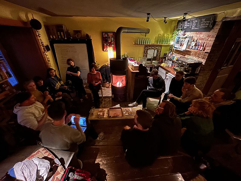 Mitwirkende Nachbar:innen beim allmonatlichen Community-Meeting