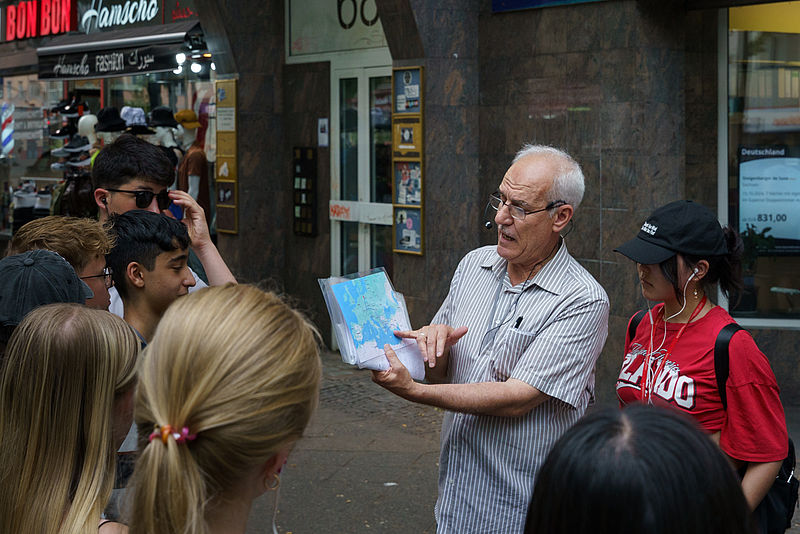 Rose diskutiert mit Teilnehmenden über Reichtum, Armut, Kapitalismus und Klimawandel