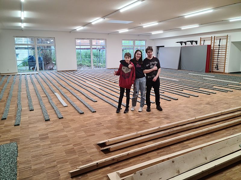 Jugendliche Ehrenamtler*innen helfen beim Innenausbau