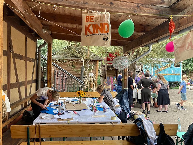 Menschen bei der Druckwerkstatt von AMSOC-Patenschaften 