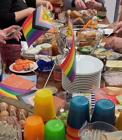Malkasten mit Regenbogenfahne