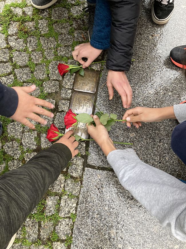Stolpersteine zum Sprechen bringen
