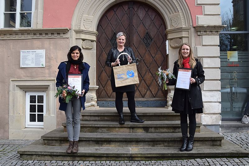 Stefanie Krauß (links) nimmt den Ehrenamtspreis der Stadt Eisenach 2020 entgegen.