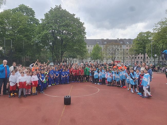 Mädchen mittendrin - Mehr Chancen für Mädchen durch Fußball