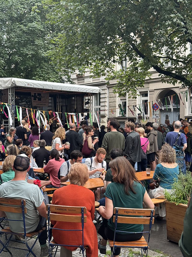 Menschen hören Musik vor dem mog61 e.V.