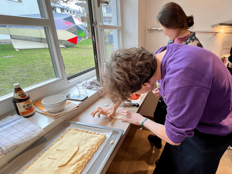 Junge formt Teig für die Empanadas.