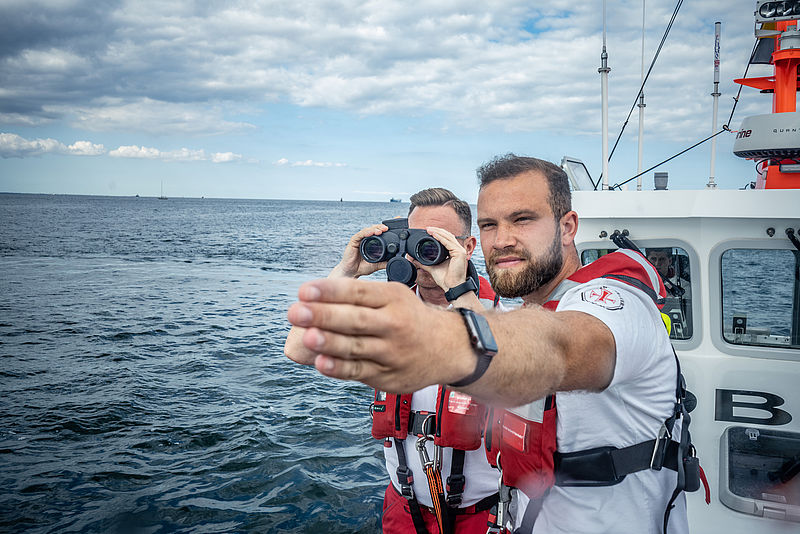 Axel Mussehl sucht nach einem Schiffbrüchigen