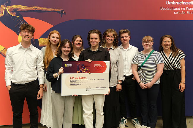 Der letzte Mauertote - die Geschichte von Chris Gueffroy (Ein Theaterstück erstellt von einer Schülergruppe des Gymnasiums Schloss Plön unter der Leitung der Lehrkraft Birte Belker)   