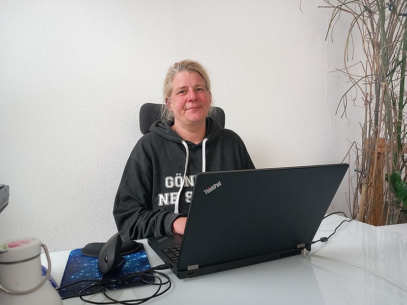 Janet freut sich über ihren Laptop, den sie u.a. für die E-Mail-Kommunikation nutzt.