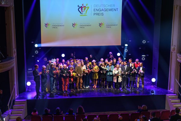 Gruppenfoto Bühne Preisverleihung Deutscher Engagementpreis 2023 