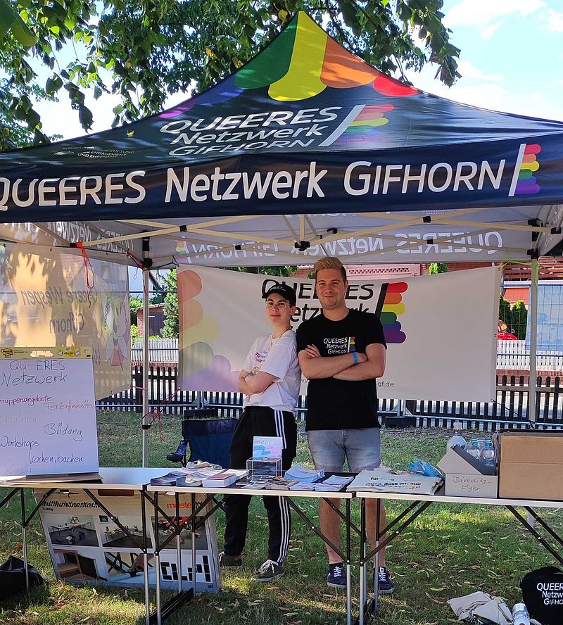 Menschen in einem Pavillon