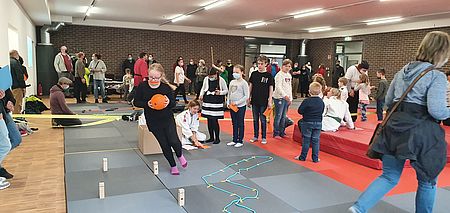 Kinder spielen ausgelassen