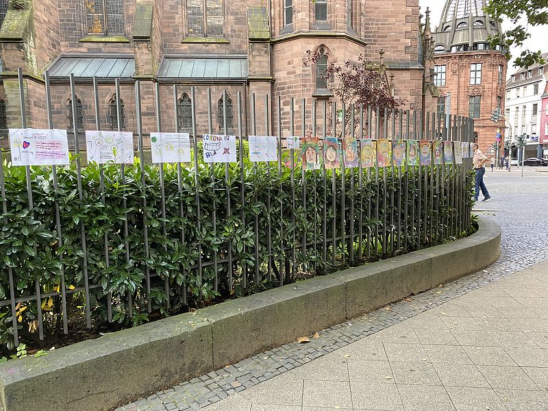 Bilder am goldenen Zaun der Johanneskirche Saarbrücken
