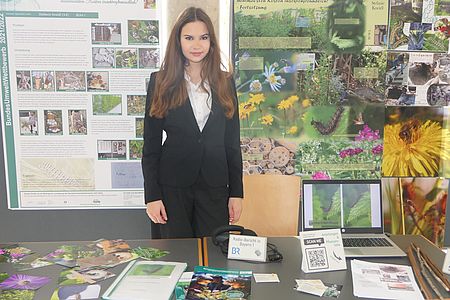 Stefanie Kneidl zwischen Postern, Fotos und anderen Infomaterialien