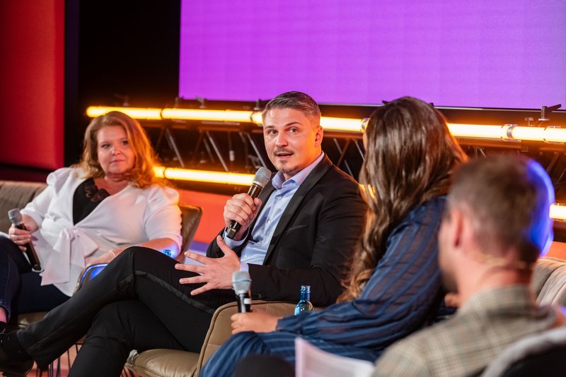Gründer von Queermentor Pavlo Stroblja im Gespräch mit zwei Panelistinnen