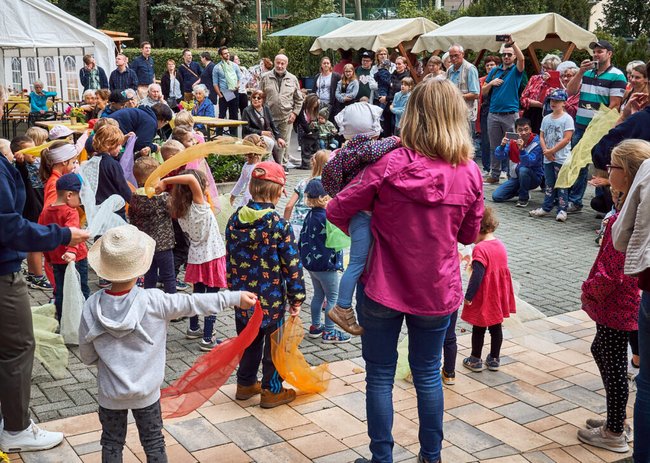 Gemeinsames Generationenprojekt: Ein Lächeln schenken, Hospiz- und Palliativdienst Begleitende Hände.e.V.