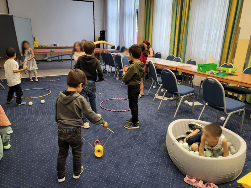 Kinder spielen drinnen