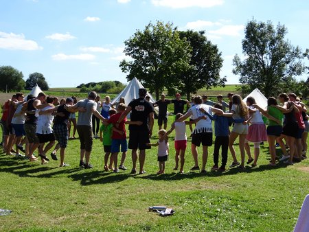 Gruppenspiel im Zeltlager