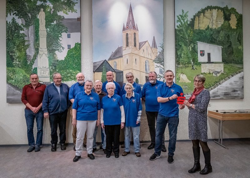 Anlässlich der finanziellen Unterstützung durch die Kreissparkasse zur Anschaffung von Polo-Shirts