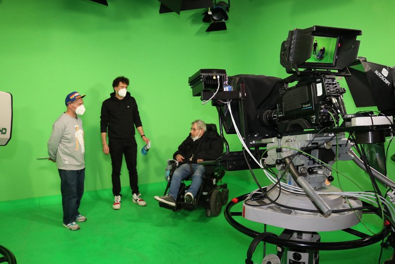 Ein Fußballteam feiert mit Fans am Rand eines Spielfelds.