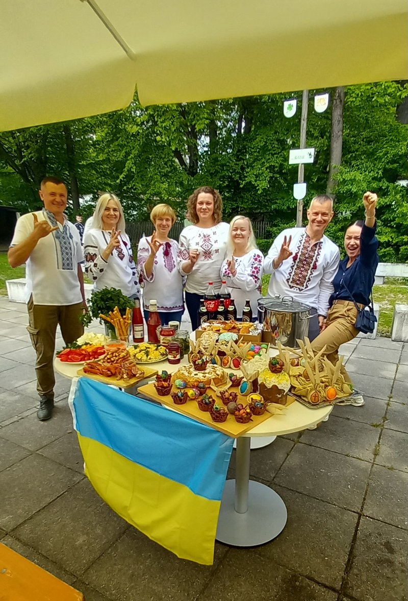 Ukrainische taube Frauen bereiteten ukrainische Spezialitäten zu