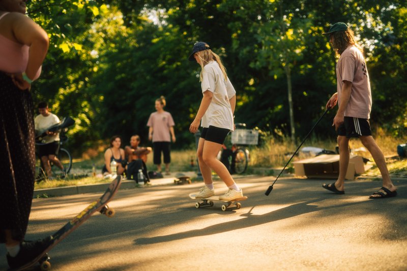 Skatende Menschen auf einem Parkplatz in Magdeburg