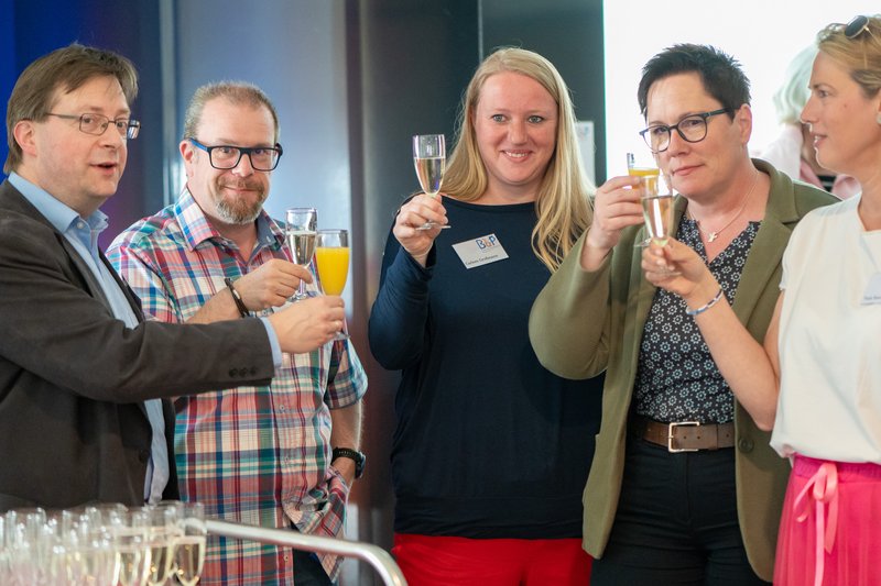 Kerstin Held stößt mit den Vorstandskolleginnen und -kollegen an 