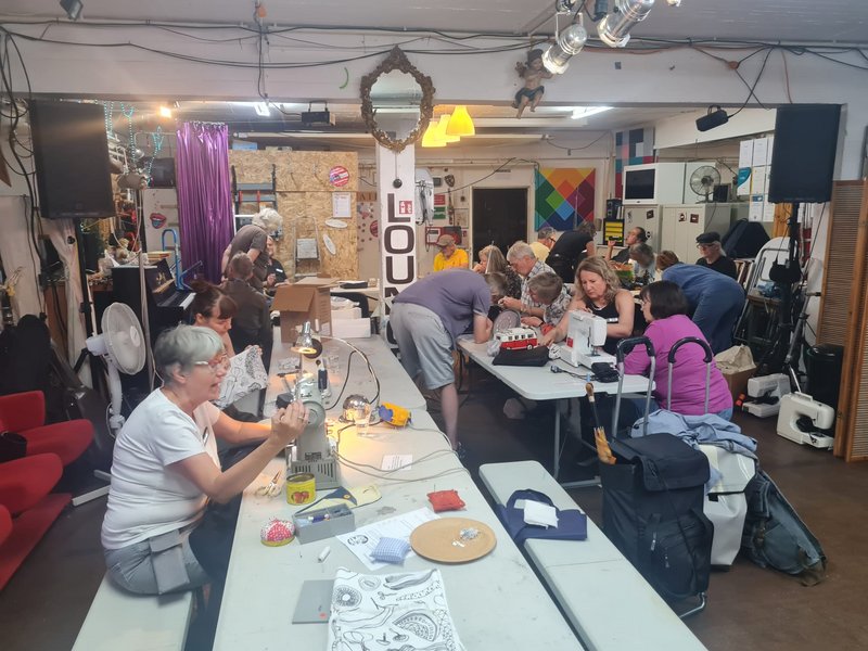 Menschen tauschen kostenlos Kleidung