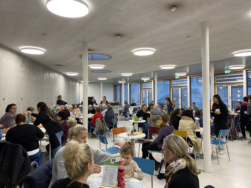 Schüler hilft Senior aus Bus