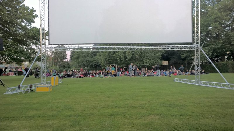 Menschen vor einer Kino-Leinwand