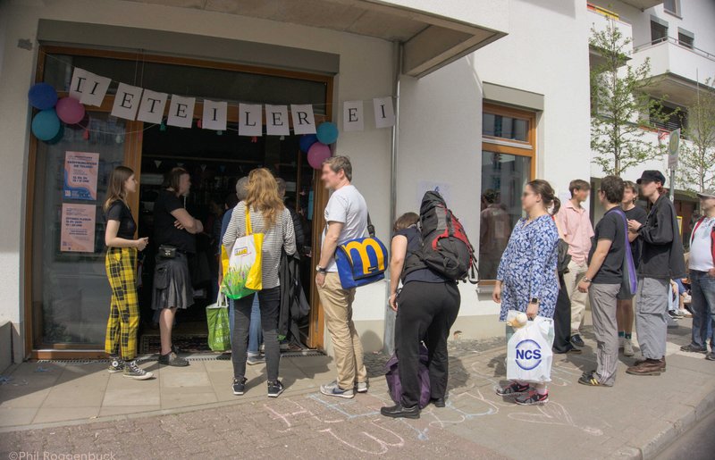 Schüler*innen im Umsonstladen