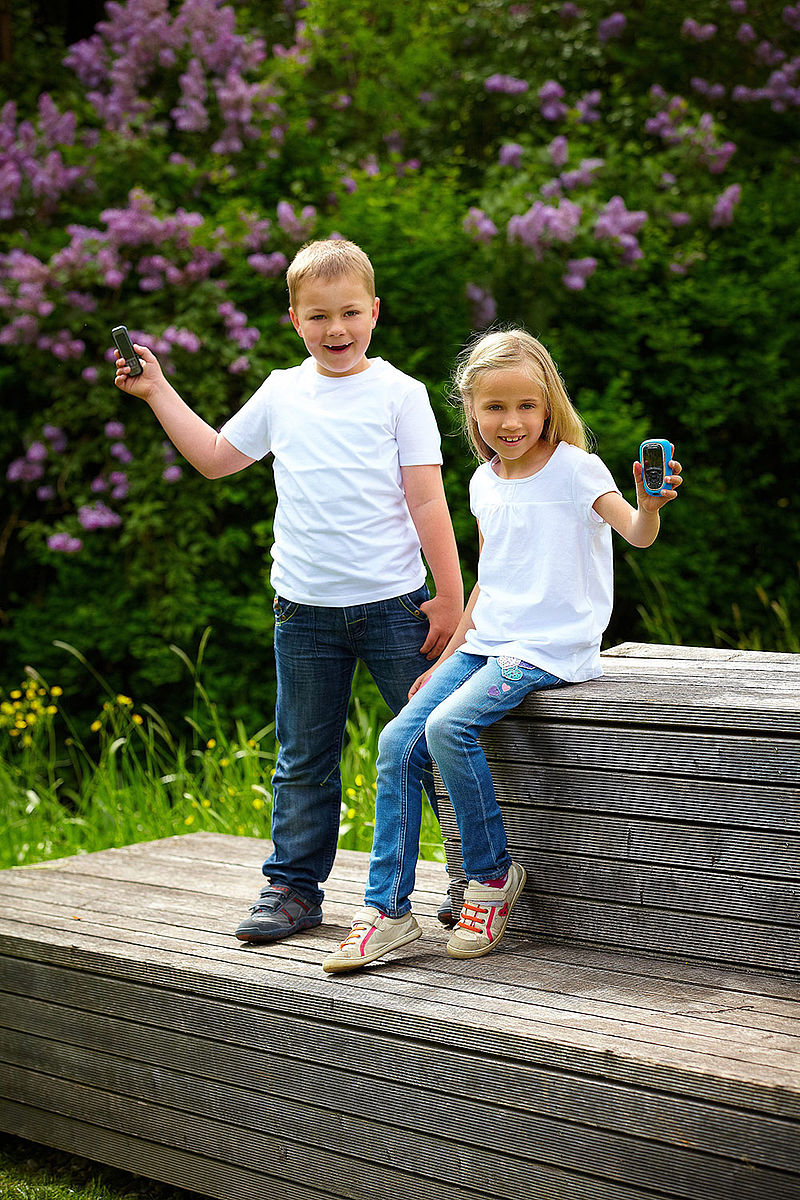 Kind misst seinen Blutzucker