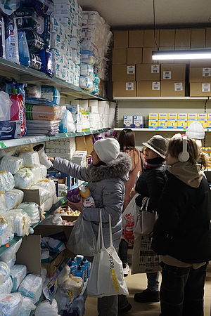 Besucher*innen können im Dignity Shop entscheiden, welche Hilfsgüter sie am dringendsten benötigen
