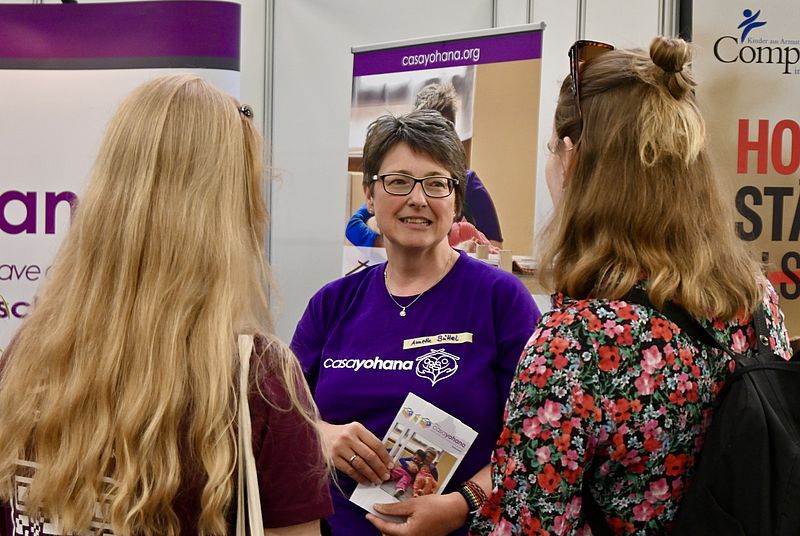 Im Gespräch mit Menschen am Messestand