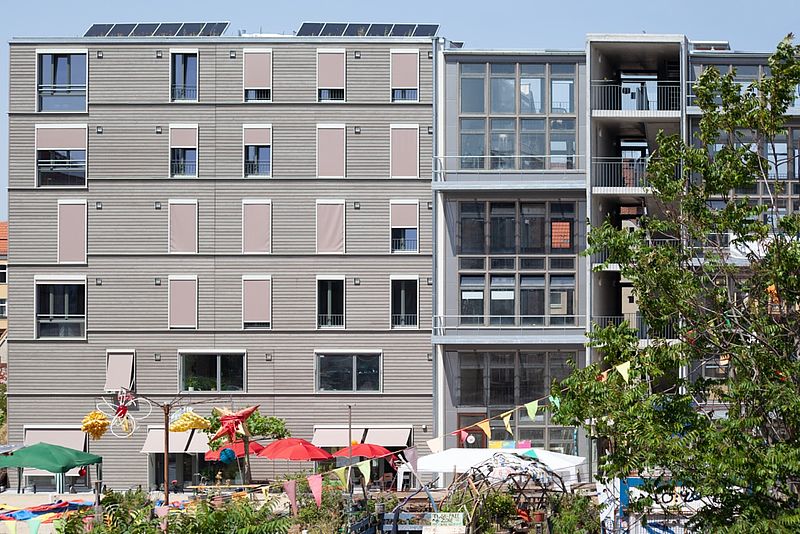 Im Erdgeschoss und ersten Obergeschoss befindet sich das Stadtteil-Gesundheitszentrum Nord Neukölln.
