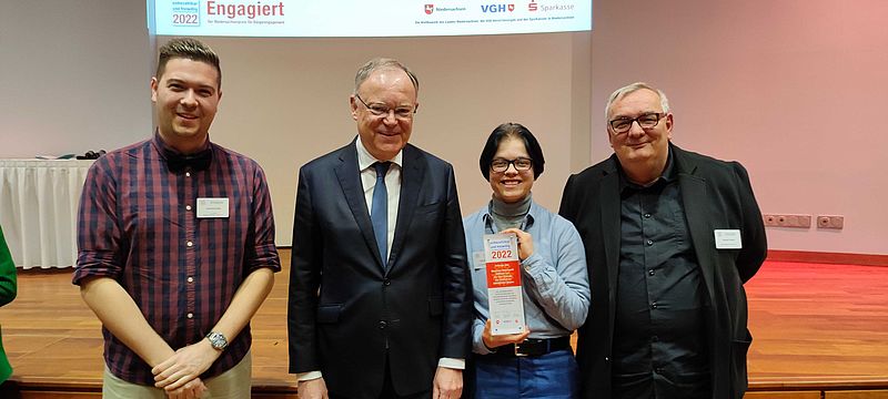 Menschen erhalten einen Preis