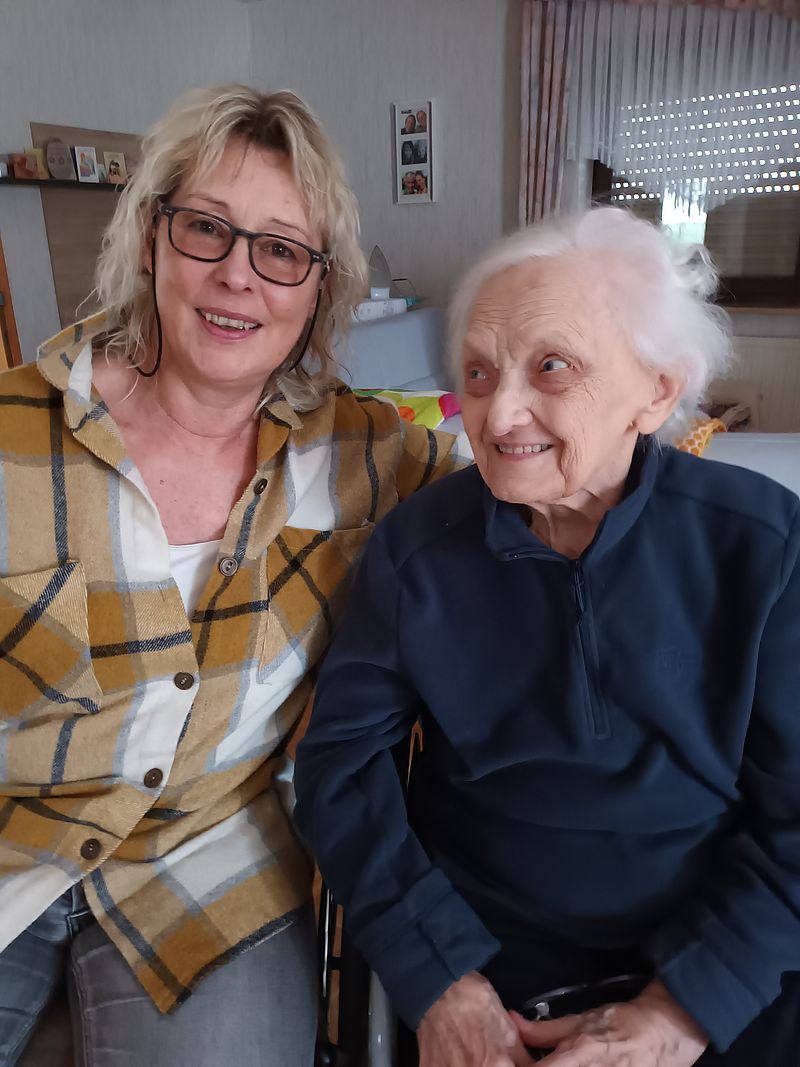 Patinnenbesuch bei einer Seniorin