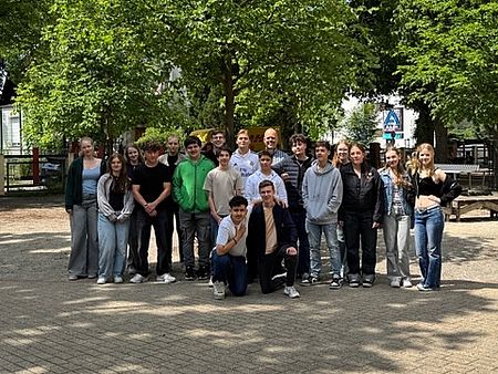 Gruppe von Schülerinnen und Schülern