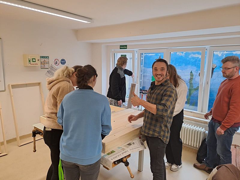 Lena Barthel und Finja Mirau schrauben die Gestelle aneinander 