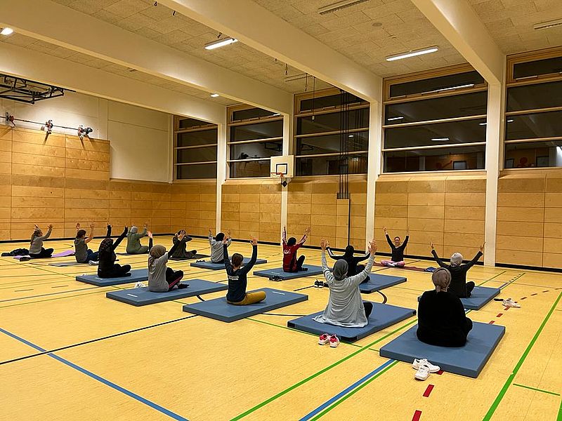 Frauen üben Yoga