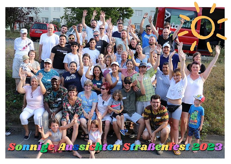 Nachbarn feiern zusammen ihren Sonnenstein