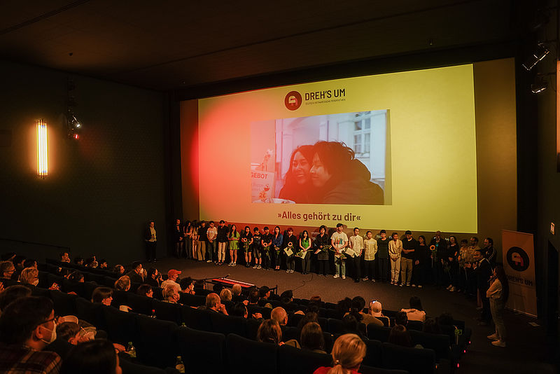 Feierliche Präsentation der Filme im Kino