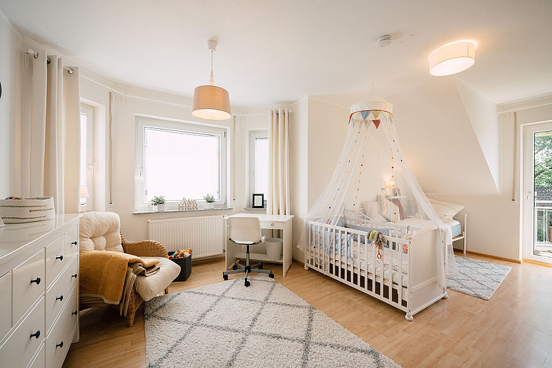 Wohngemeinschaft- Ein eingerichtetes Zimmer für eine Frau mit Kind