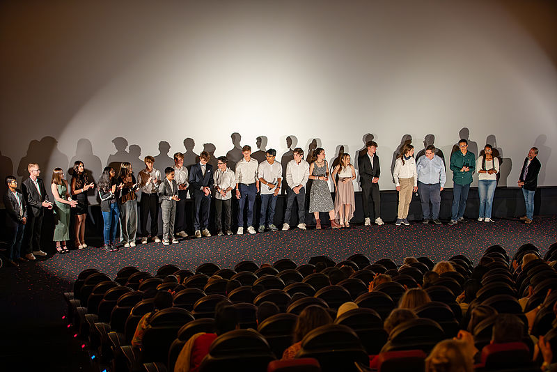 "Need" auf der großen Leinwand