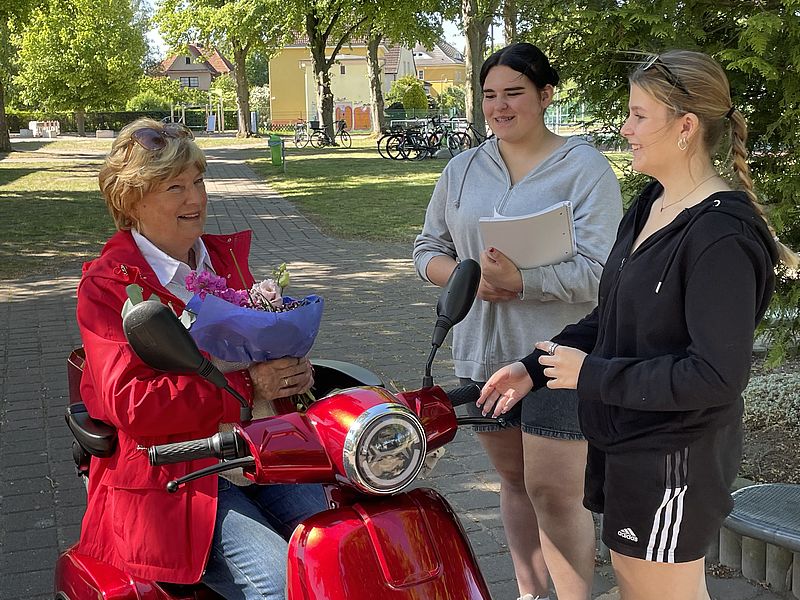 Zwei Jugendliche wollen wissen, was sich Seniore*innen für Schwaan wünschen. 