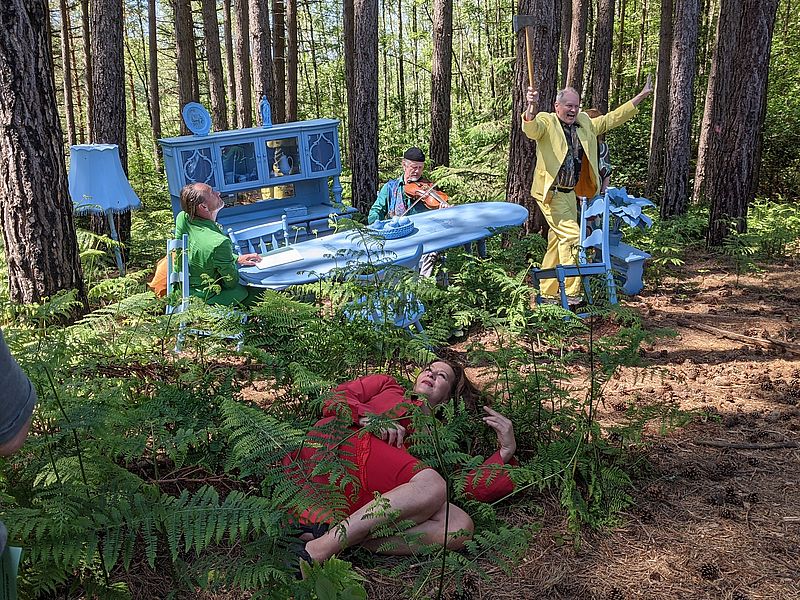 Schauspieler in einem Kunstwerk im Grenzwald