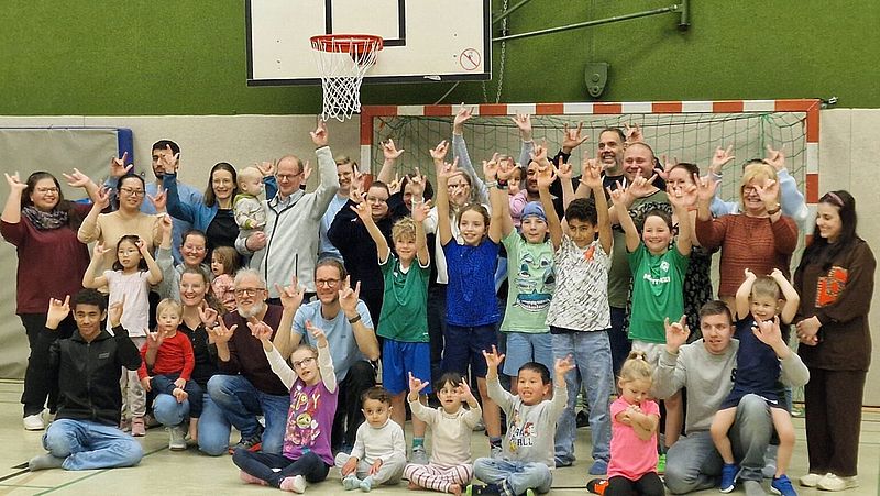 Gruppenfoto mit hörgeschädigten und hörenden Teilnehmenden