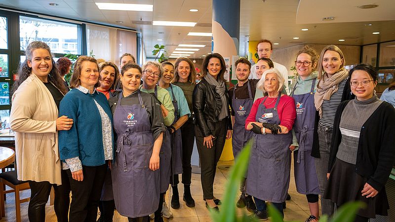 Besuch von Michaela Kaniber in der Community Kitchen