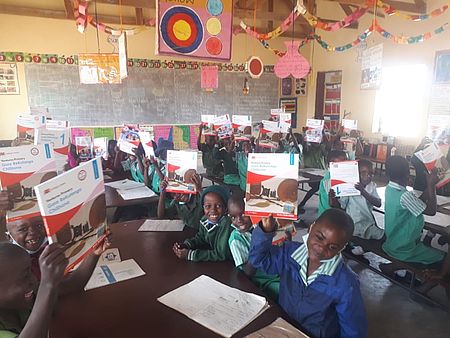 Die Schüler:Innen der Manyon'onya Schule in Simbabwe mit neuen Büchern